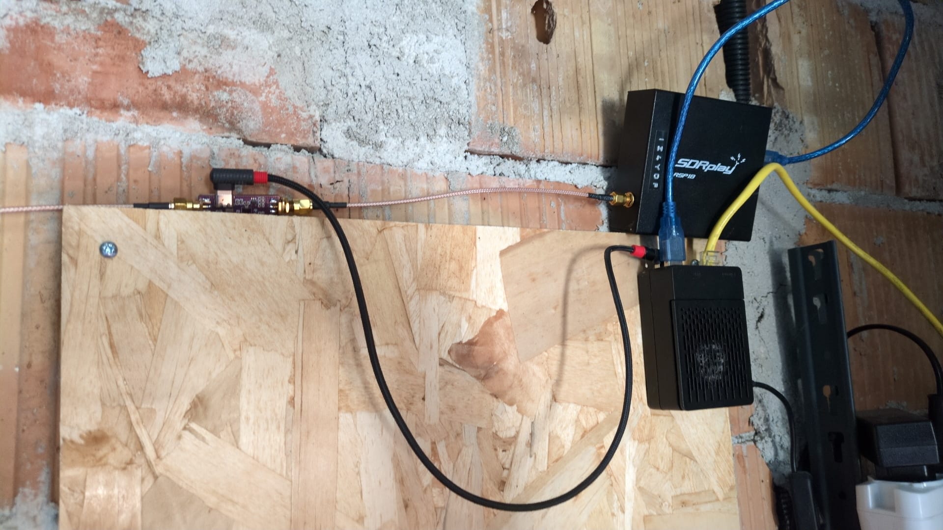 Francesco’s RSP1B connected to a Raspberry Pi and ADS-B antenna for stream1090 testing